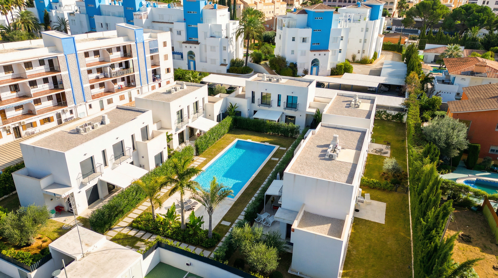 Petit Village — Vista aérea del complejo con piscina y palmeras